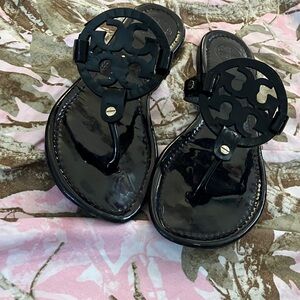 Tory Burch Black Patent Logo-Emblem Thong Sandals - Women